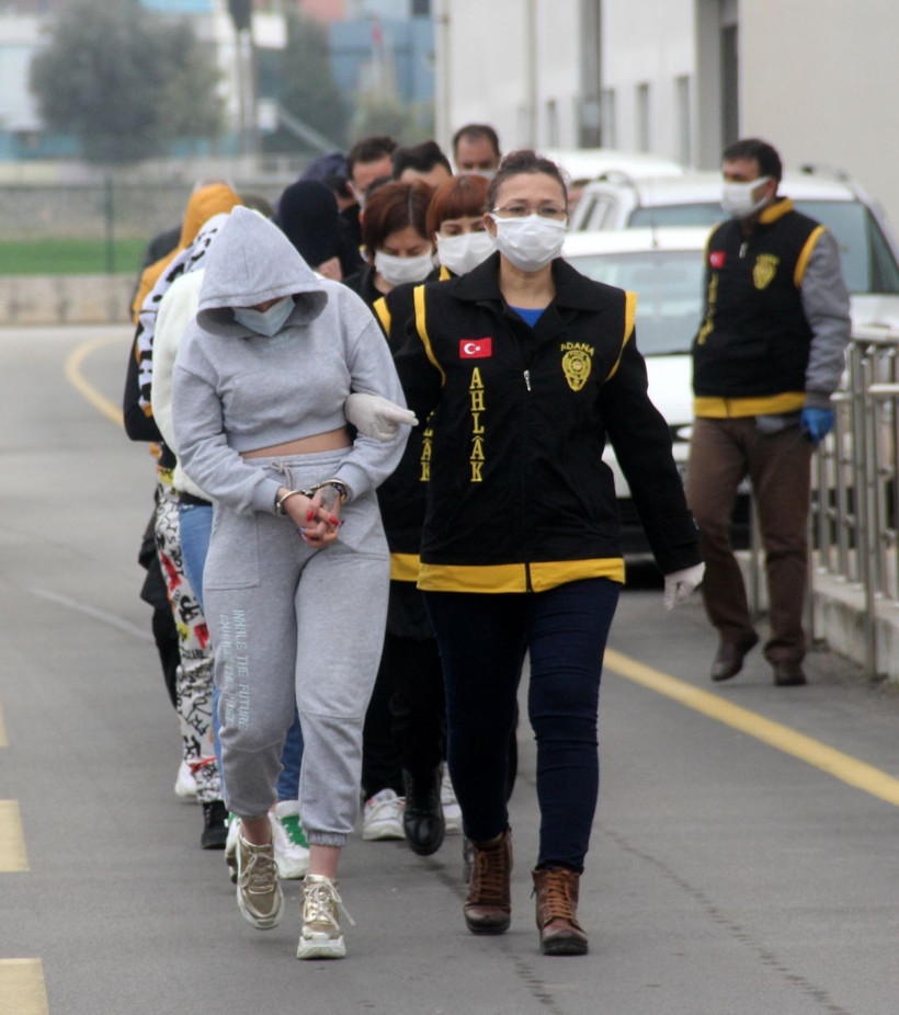 Adana’da şafak vakti fuhuş operasyonu: 5'i kadın 14 kişi gözaltına alındı - Resim: 4