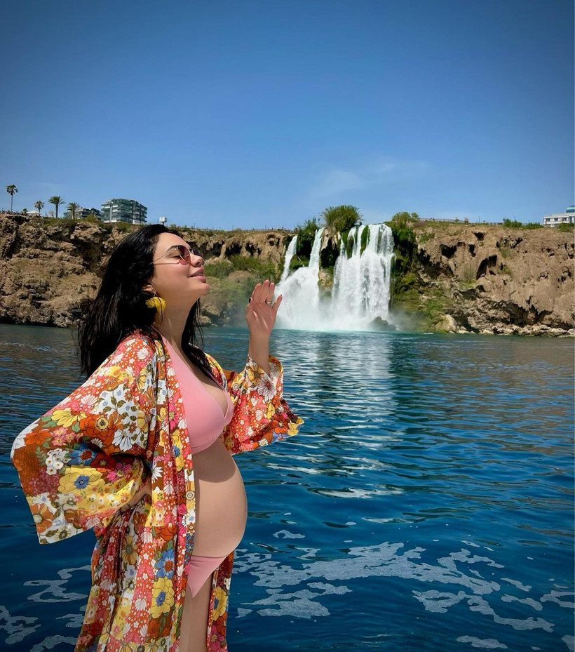 O yorumu görünce küplere bindi! Ece Ronay takipçisine ateş püskürdü: Bacaklarımla... - Resim: 3