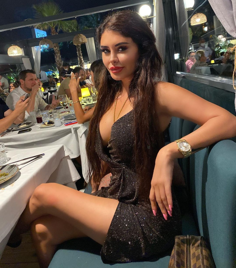 Ebru Polat'ın göğüs dekoltesi olay oldu! Sevgilisini kızdıracak pozlar - Resim: 1