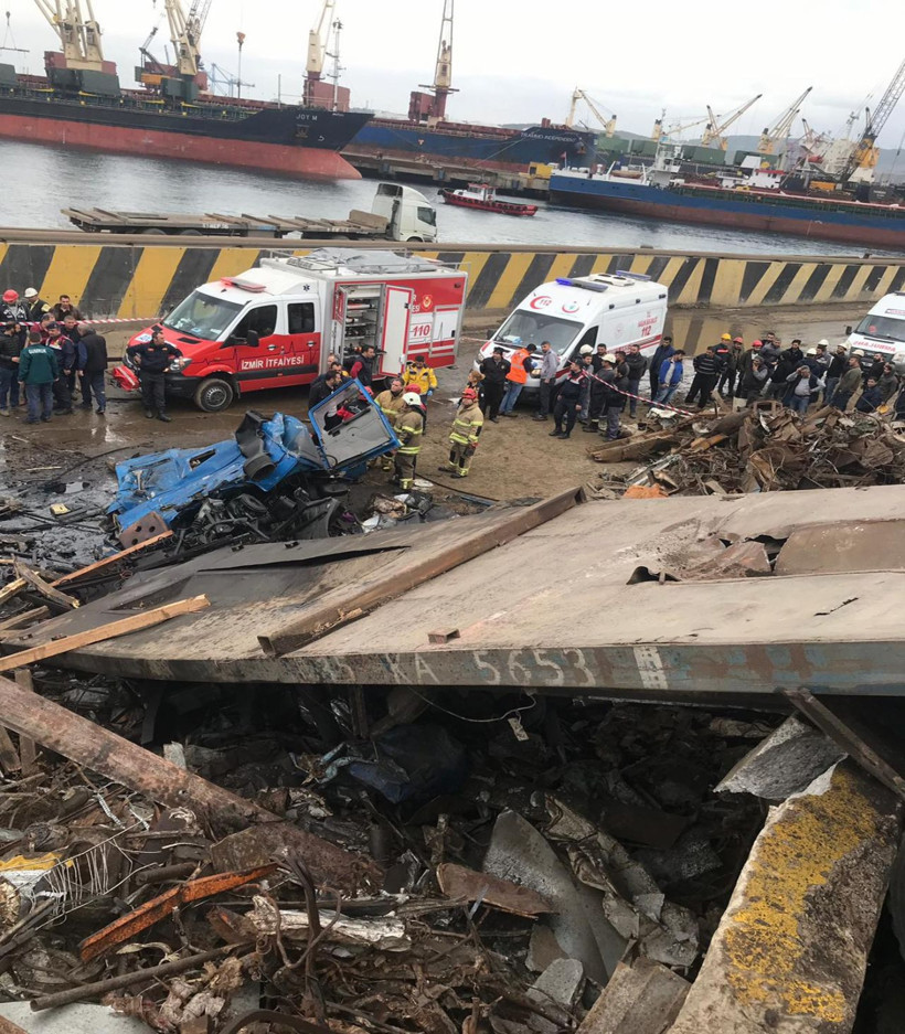 İzmir'de hurda yüklü TIR yoldan çıktı 1 ölü - Resim: 4