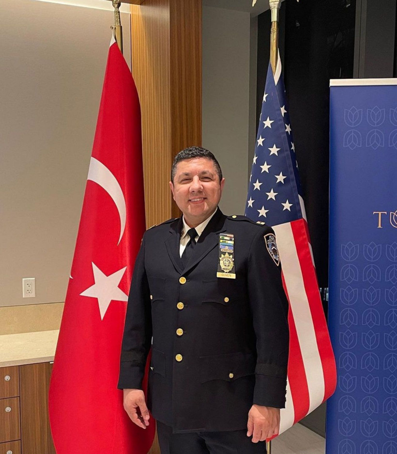 Giresunlu İdris, New York'ta emniyet müdürü oldu! Rütbesini eşi ve oğlu taktı - Resim: 1