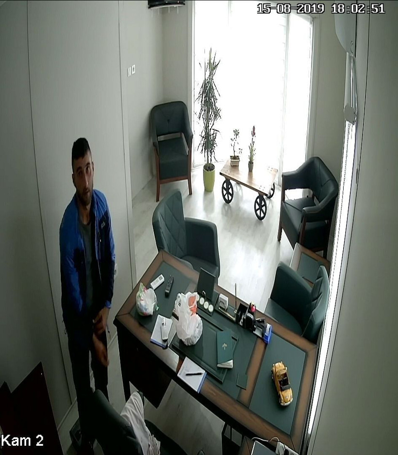 30 santimetreden girip dükkanı soydu iş yeri sahibinin elbiseleri de giyip... - Resim: 1