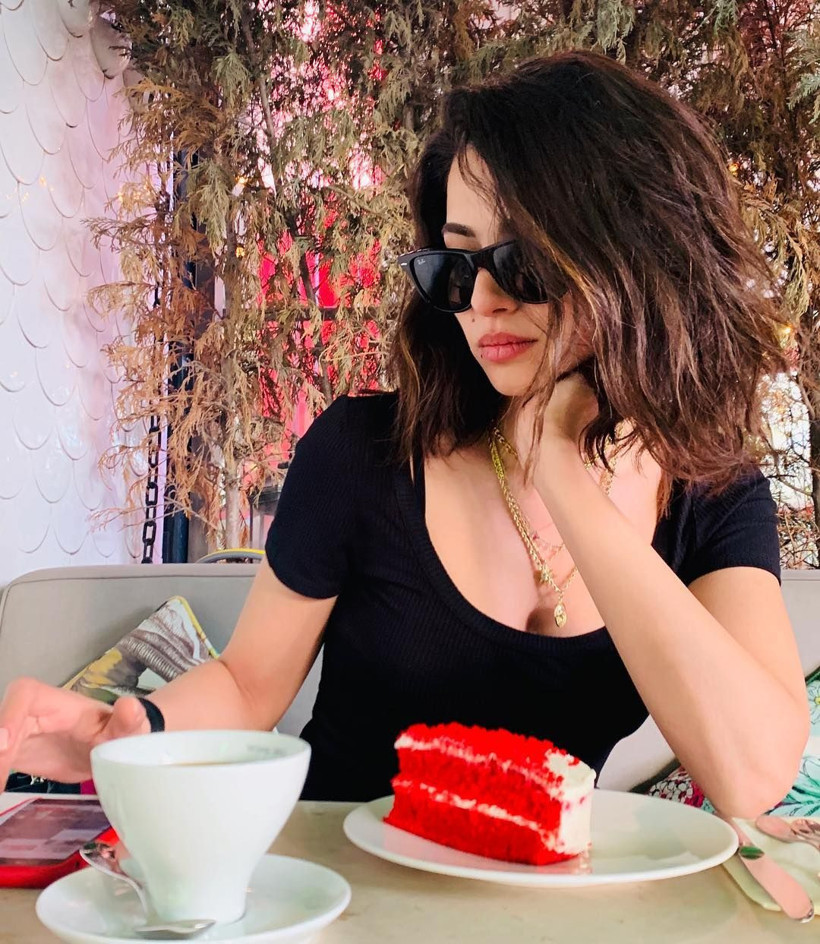 Çarpışma dizisinin seksi oyuncusu askerdeki futbolcu sevgilisi için gün sayıyor - Resim: 4