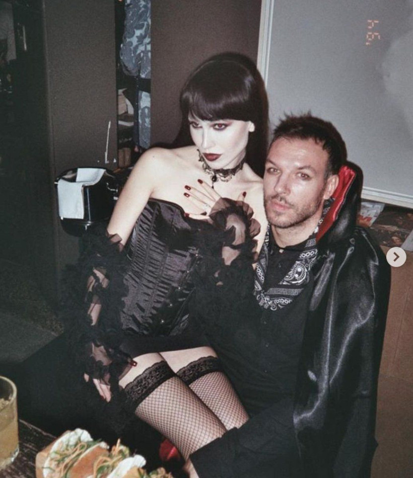 Duygu Özaslan, minisiyle eşinin kucağında poz verdi yorumlar yağmur oldu! "Zorsun ahir zaman" - Resim: 4