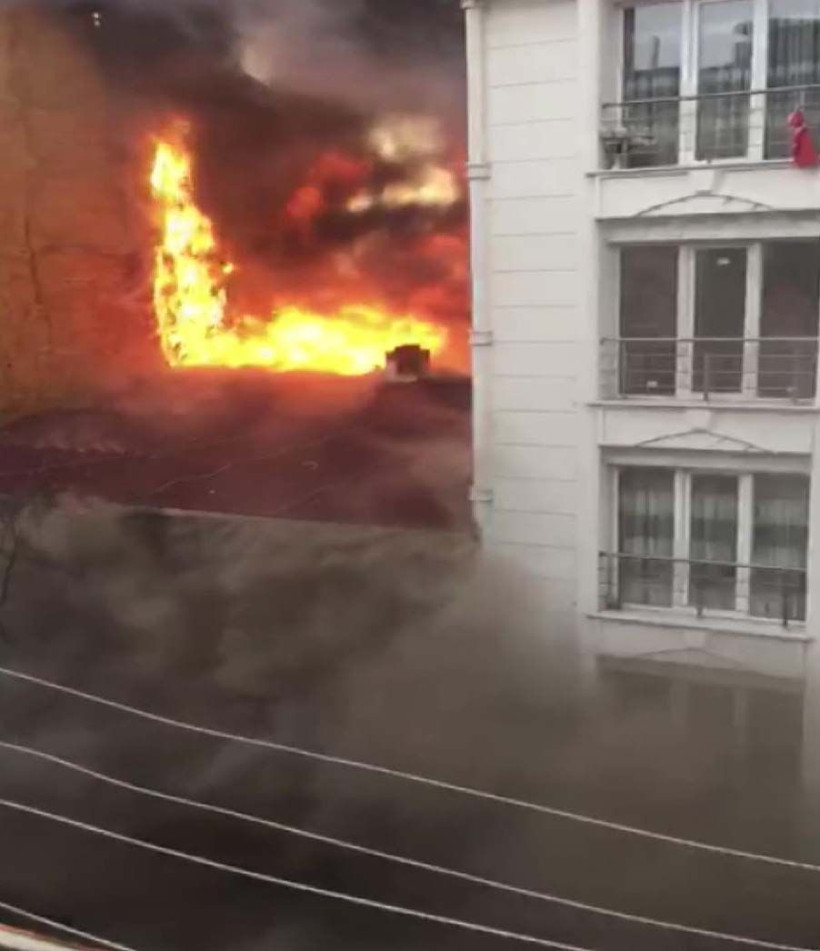 Esenyurt'ta yangında mahsur kalan çocukları ağaca çıkarıp kurtardılar - Resim: 2