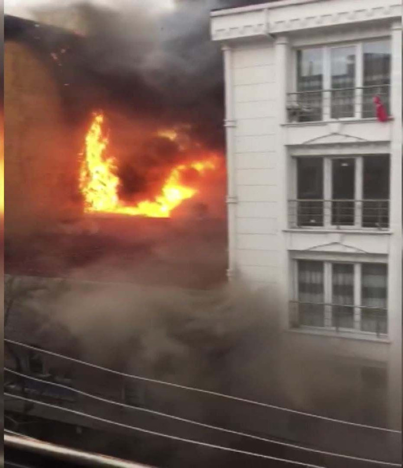 Esenyurt'ta yangında mahsur kalan çocukları ağaca çıkarıp kurtardılar - Resim: 1