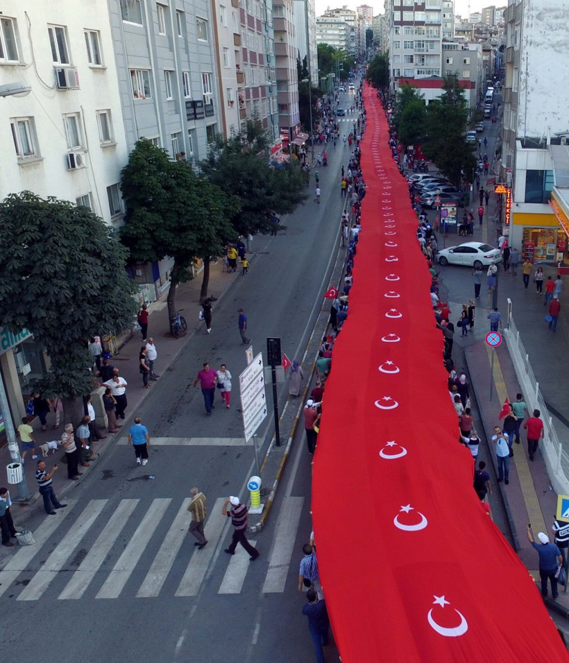 1919 metrelik bayrakla darbeye karşı yürüdüler! - Resim: 3