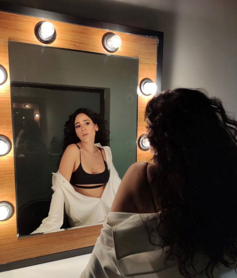 Mahmut Tuncer'in kızı Gizem Tuncer göğüs dekolteli pozlarıyla yürek hoplattı - Resim: 1