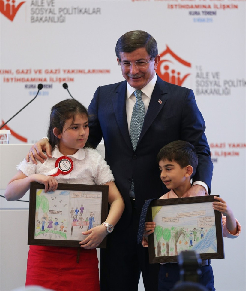 Şehit çocuklarının hediyesi Davutoğlu'nu duygulandırdı! - Resim: 3
