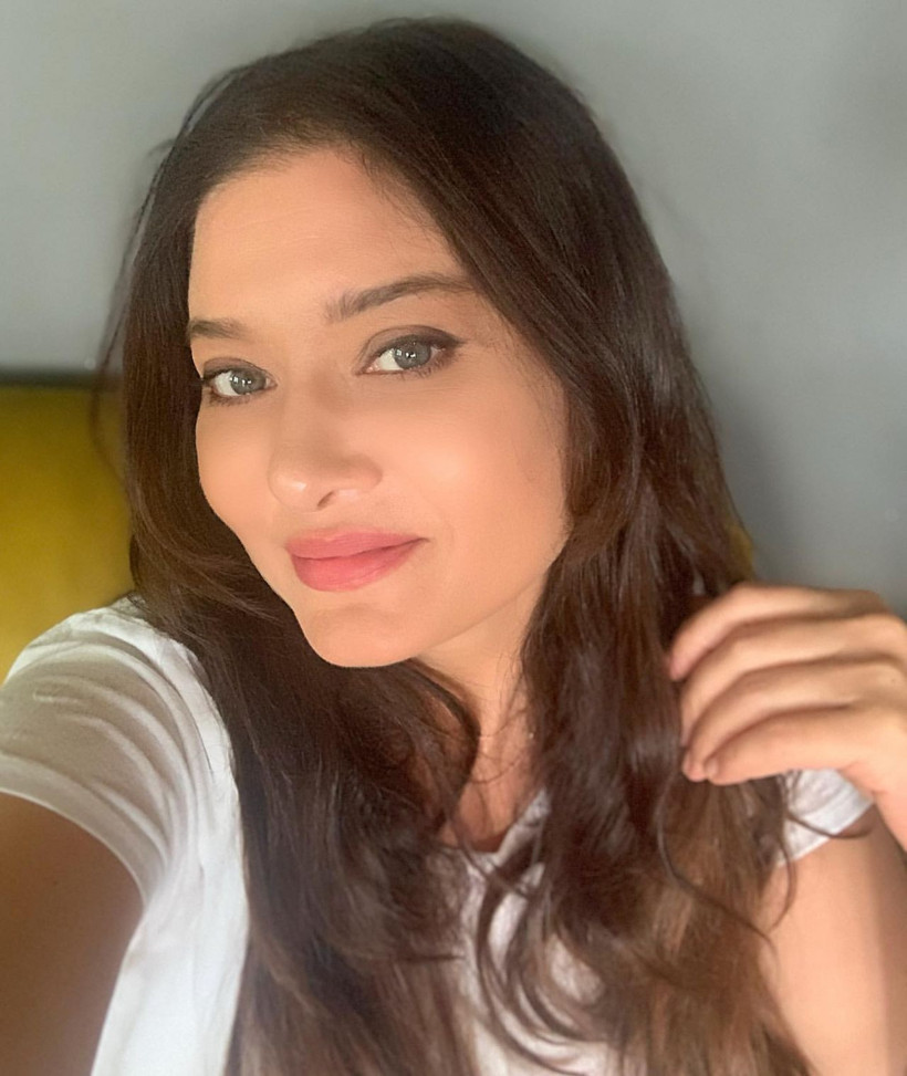 Nurgül Yeşilçay sarı elbiseli dekolteli pozuyla nefesleri kesti! Fiziği görenleri büyüledi - Resim: 2