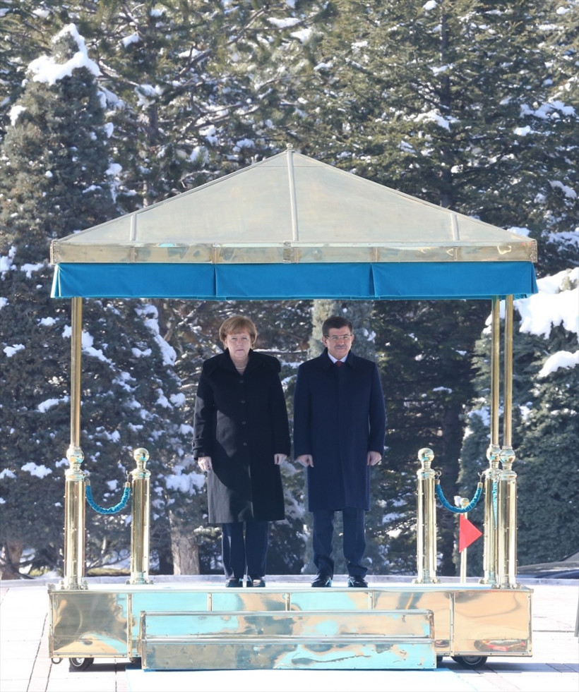 Merkel'i karşılama töreninde ilginç an! - Resim: 1