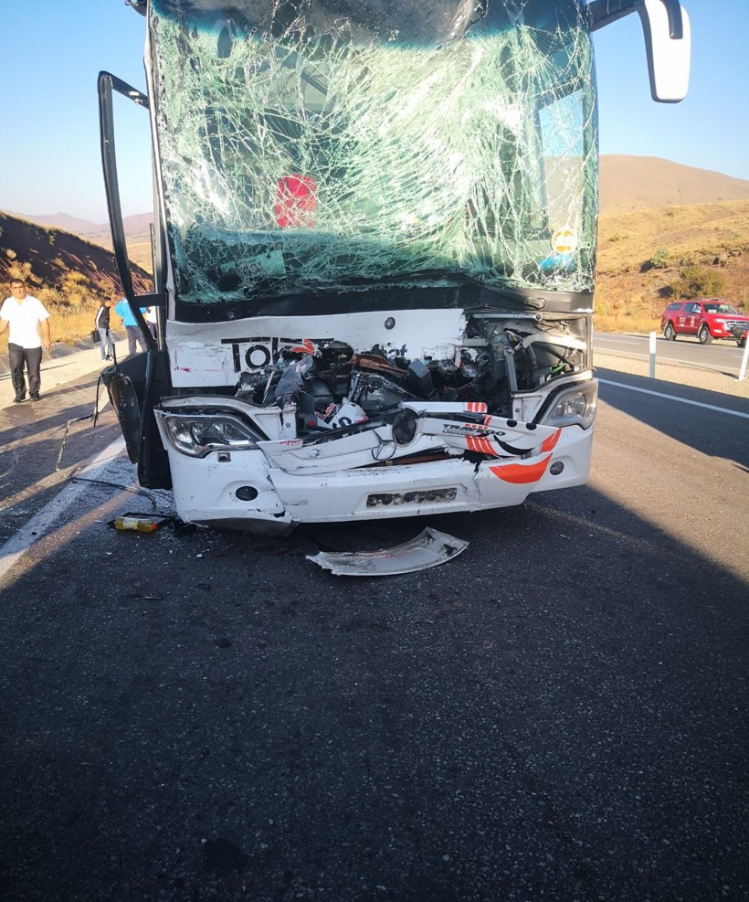 Erzurum'da korkunç trafik kazası! Tır ile otobüs çarpıştı 4'ü ağır 17 yaralı - Resim: 1