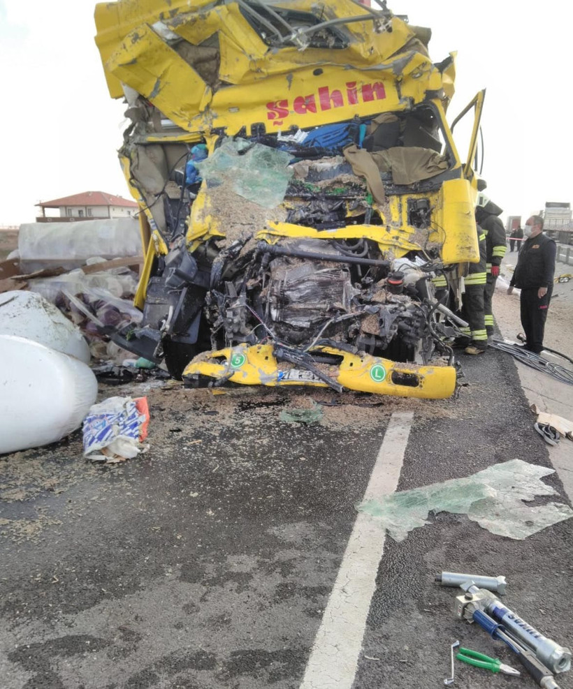 Konya'da TIR'ların çarpıştığı kazada sürücü kabini parçalara ayrıldı 1 kişi öldü - Resim: 4