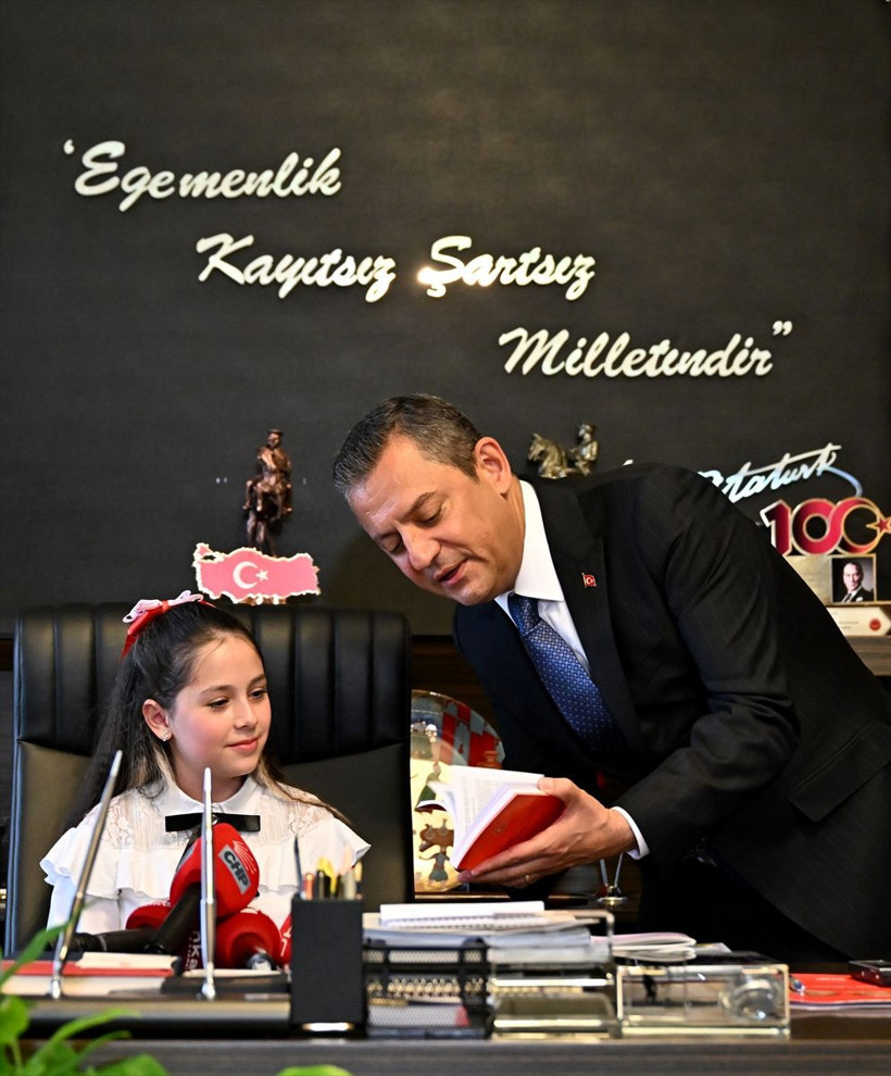 CHP Genel Başkanı Özgür Özel, TBMM'deki koltuğunu 5. sınıf öğrencisi Dora'ya devretti - Resim: 2