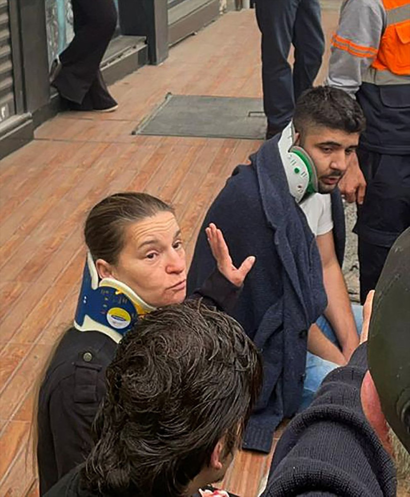 İstanbul'da feci kaza minibüs bariyeri aşarak taksiyle motosikletin üstüne çıktı - Resim: 2