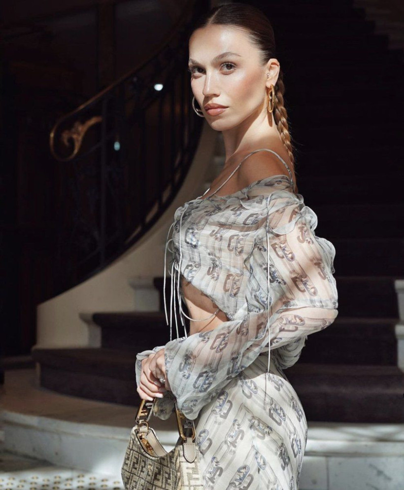 Duygu Özaslan "yanlışlıkla oyun karakteri oldum" dedi! Dekolteli pozu Instagram'ı salladı - Resim: 1