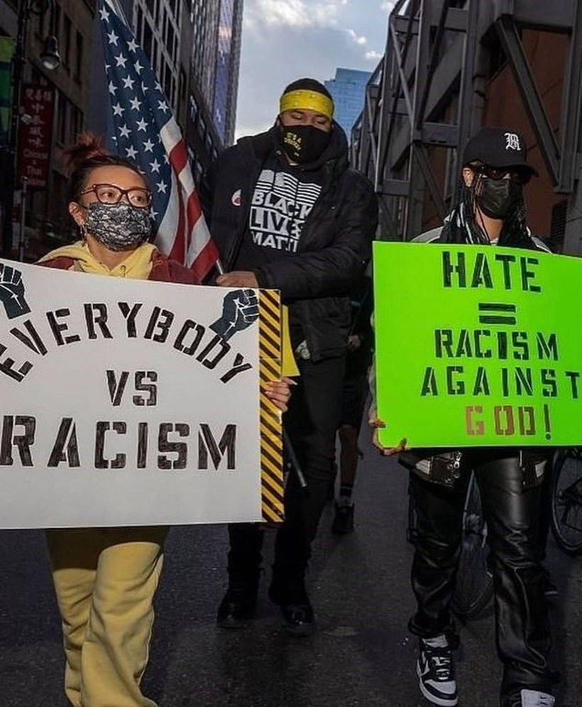 Rihanna Amerika'da Asyalı nefretine karşı düzenlenen protestoya bakın nasıl katıldı - Resim: 2