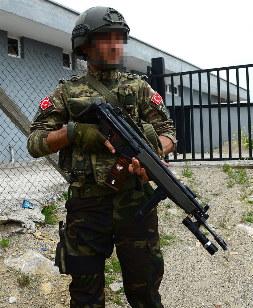 Operasyona katılan askerin silahındaki detaya dikkat!  - Resim: 2