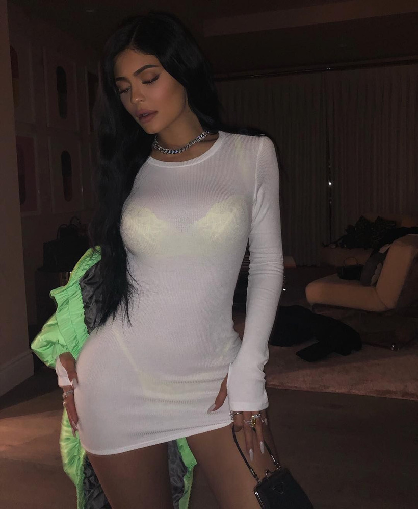 Kylie Jenner yine olay olmayı başardı! Beyaz elbisenin içine bakın ne giydi - Resim: 4