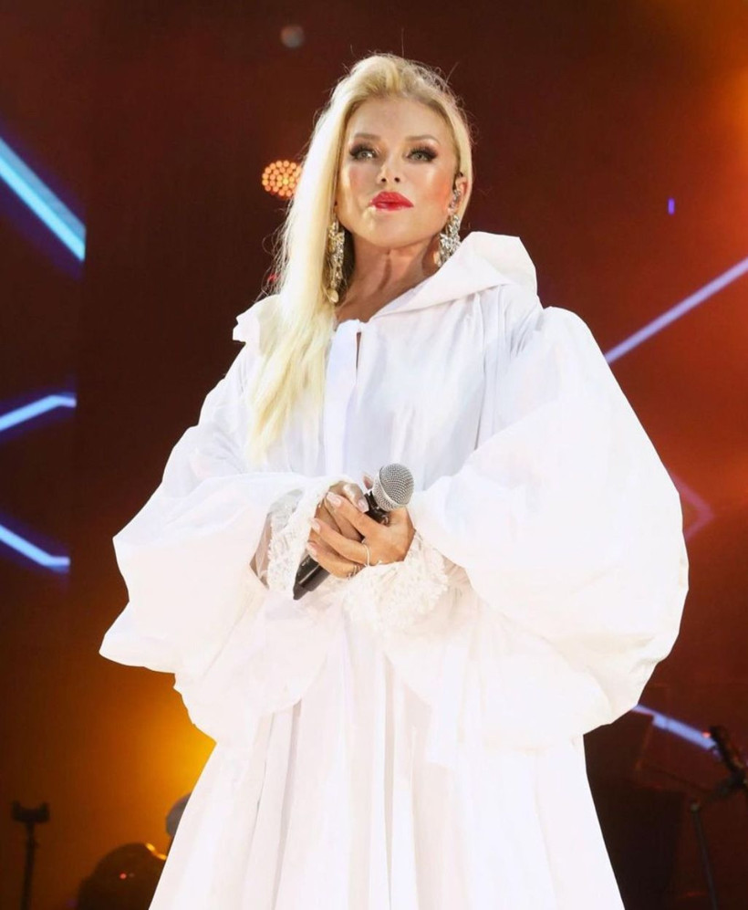 Ajda Pekkan'a büyük şok! Hayranları tarafından yuhalandı, konseri terk edenler oldu - Resim: 1