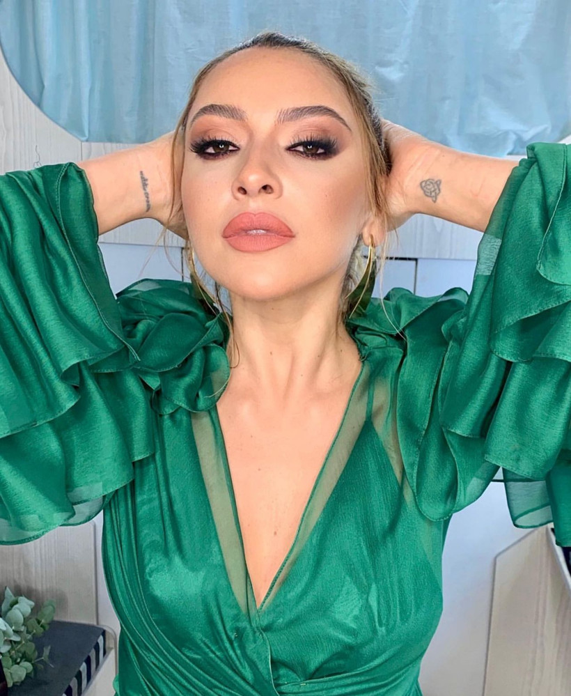 Hadise'nin Küçük Bir Yol klibinde giydiği elbisenin fiyatı 'yok artık' dedirtti - Resim: 3