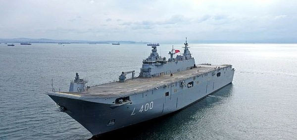 Hulusi Akar dünyanın ilk SİHA gemisi TCG Anadolu'yu inceledi